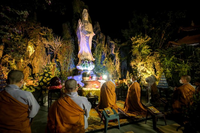 Chư tôn đức Ni hướng dẫn trì niệm danh hiệu Bồ-tát Quán Thế Âm Chư tôn đức Ni hướng dẫn trì niệm danh hiệu Bồ-tát Quán Thế Âm