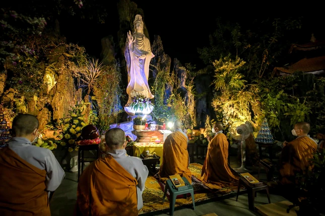 Chư tôn đức Ni hướng dẫn trì niệm danh hiệu Bồ-tát Quán Thế Âm