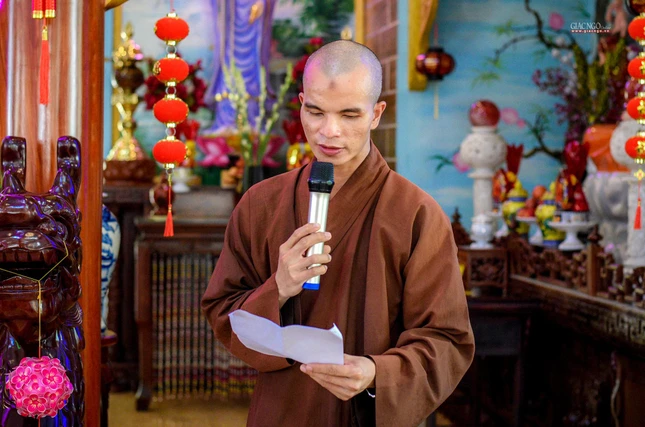 Đại đức Thích Tâm Trịnh (chùa Hoằng Pháp) thay mặt đại chúng trình bày tham luận