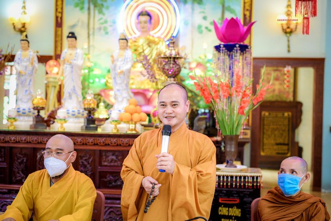 Đại đức Thích Huệ Thông, Phó ban kiêm Chánh Thư ký thay mặt Ban Trị sự giải đáp những thắc mắc của Tăng Ni trẻ