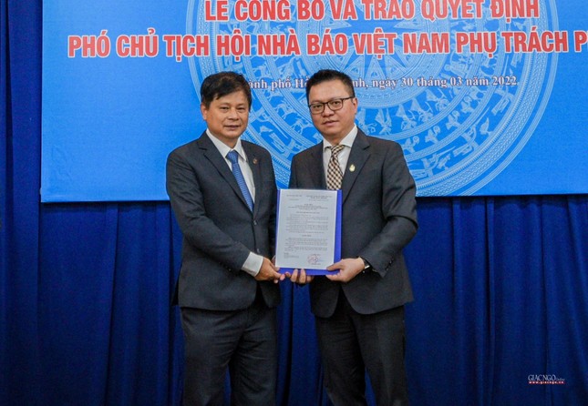 Ông Lê Quốc Minh trao quyết định phân công ông Trần Trọng Dũng làm Phó Chủ tịch Hội Nhà báo Việt Nam phụ trách phía Nam Ông Lê Quốc Minh trao quyết định phân công ông Trần Trọng Dũng làm Phó Chủ tịch Hội Nhà báo Việt Nam phụ trách phía Nam