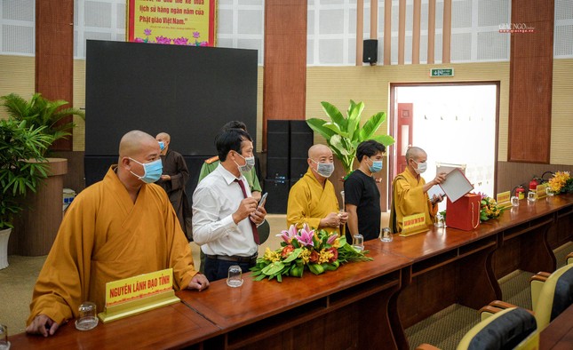 Hòa thượng Thích Trí Minh, cùng chư tôn đức với chính quyền kiểm tra các khâu cuối cho phiên trù bị đại hội