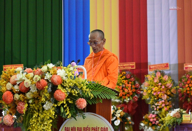 Hòa thượng Thạch Oai đọc tham luận “Phật giáo Nam tông Khmer với công tác bảo tồn và phát huy bản sắc văn hóa dân tộc”