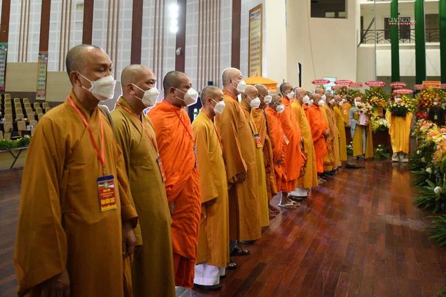 Thực hiện các nghi thức trước khi bắt đầu phiên họp Thực hiện các nghi thức trước khi bắt đầu phiên họp