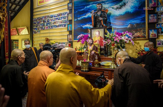 Trước di ảnh cố Hòa thượng Thích Thiện Từ