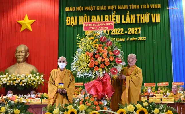 Lẵng hoa chúc mừng của Ban Trị sự GHPGVN TP.HCM