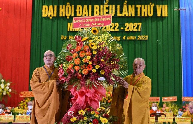 Ban Trị sự Phật giáo Vĩnh Long tặng hoa chúc mừng