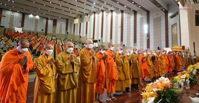 Chư tôn đức thực hiện nghi lễ trước khi diễn ra đại hội