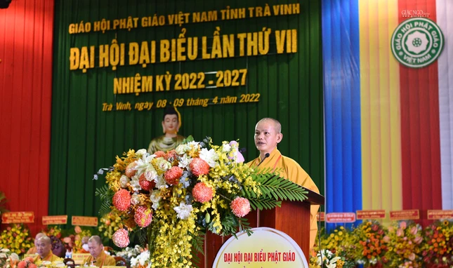 Đại đức Thích Minh Độ thay mặt Ban thư ký tuyên đọc Nghị quyết đại hội