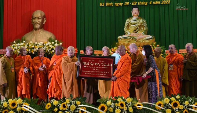 Tặng khánh vàng đến tân Ban Trị sự Phật giáo Trà Vinh