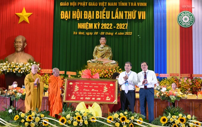 Đại diện chính quyền tặng khánh vàng chúc mừng tân Ban Trị sự