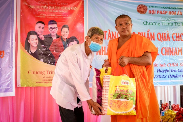 Đại đức Thạch Trương, trụ trì chùa Sà Vần trao các phần quà đến người dân khó khăn