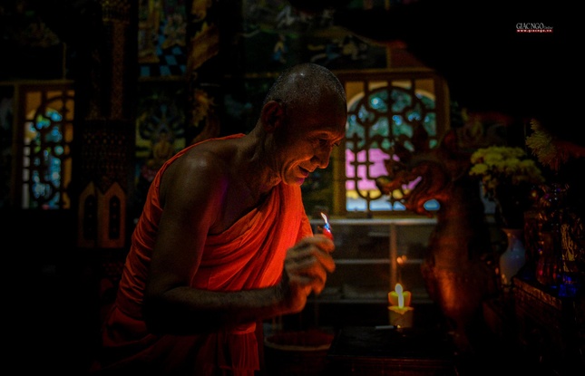 Chánh điện cũng được lau dọn kỹ lưỡng, hương hoa và đèn luôn sáng mang lại không khí nhộn nhịp