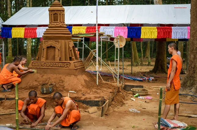Đắp núi cát là một nghi thức quan trọng của Tết năm mới, được tiến hành ở 8 hướng xung quanh ngôi chính điện của chùa. Việc đắp núi cát này có rất nhiều ý nghĩa mang tính nhân văn sâu sắc