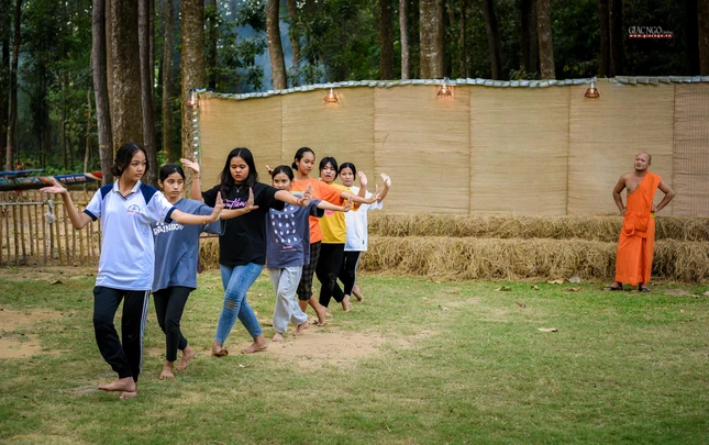 Các tiết mục văn nghệ chào đón Tết Chôl Chnăm Thmây được các bạn trẻ tập luyện kỹ lưỡng với sự hướng dẫn của một nhà sư