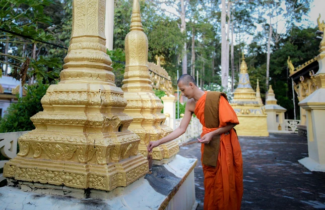Đây cũng là dịp người Khmer tưởng nhớ và cúng bái tổ tiên, cúng dường các sư sãi ở chùa và thỉnh các nhà sư tụng kinh nơi tháp cốt để cầu siêu cho người thân đã khuất. Một nhà sư chùa Âng đang tháp hương tại các tháp cốt trong khuôn viên chùa