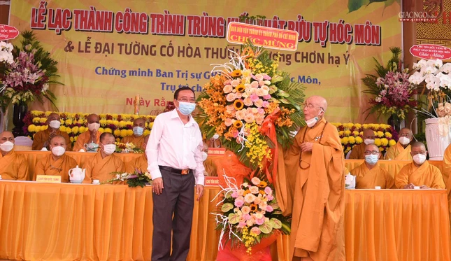 Lẵng hoa chúc mừng của chính quyền