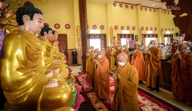 Hòa thượng Thích Thiện Nhơn cùng chư Tăng Ni dâng hương