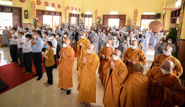 Đại chúng đồng tưởng niệm cố Hòa thượng Thích Chơn Ý