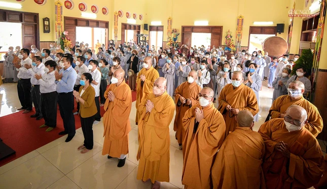 Đại chúng đồng tưởng niệm cố Hòa thượng Thích Chơn Ý