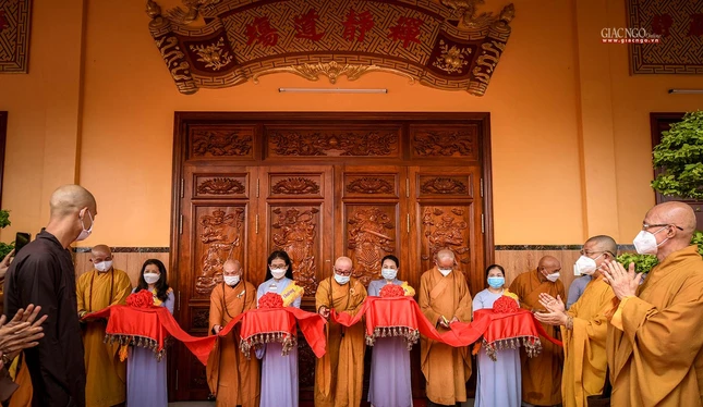 Cắt băng lạc thành