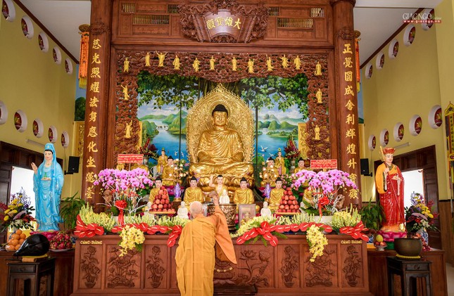 Chánh điện mới khang trang với tôn tượng Đức Phật bằng đồng nặng hơn 3 tấn