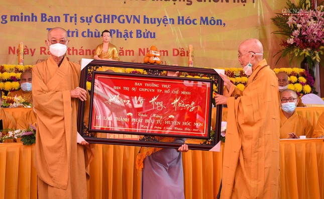 Hòa thượng Thích Huệ Văn, Phó Trưởng ban Trị sự thay mặt Ban Thường trực Ban Trị sự GHPGVN TP.HCM trao khánh vàng chúc mừng
