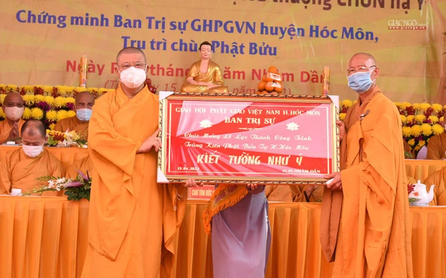 Ban Trị sự Phật giáo huyện Hóc Môn trao khánh vàng chúc mừng