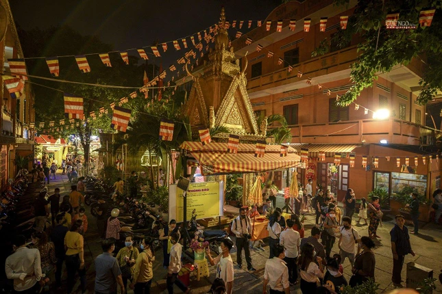 Sau nghi lễ, các con cháu mời ông bà, cha mẹ đến để tạ lễ, xin tha thứ những lỗi lầm, thiếu sót trong năm cũ, để sang năm mới mọi người trong gia đình phấn đấu tốt hơn