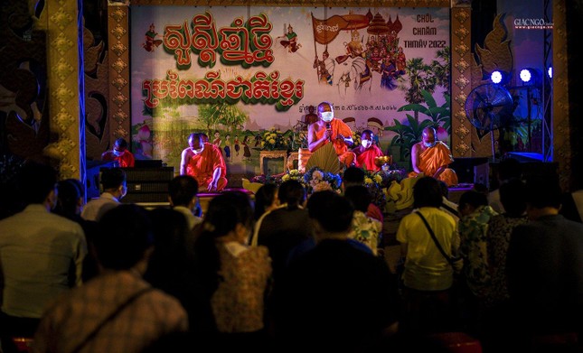 Đêm đến, các nhà sư tổ chức thuyết pháp để giúp mọi người hiểu rõ hơn giáo lý của Đức Phật. Với một người Phật tử chân chính thì đến chùa không chỉ vui chơi mà còn là dịp để thân cận chư Tăng, học hỏi kinh điển để nuôi dưỡng thân và tâm của mình