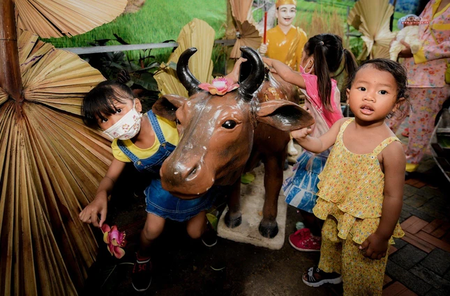 Đây cũng là dịp mà các bậc cha mẹ Khmer thường dẫn con cái của mình đến chùa lễ Phật, vui chơi và giúp chúng tiếp xúc dần với văn hóa truyền thống của mình