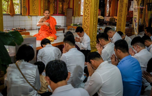 Sau khi thọ thực, các nhà sư, đáp lại bằng lễ tạ ơn cho những người làm ra hạt thóc, cũng như đưa những vật thực đến những linh hồn thiếu đói chưa được siêu thoát, tiếp theo là các sư làm lễ chúc phúc cho các Phật tử