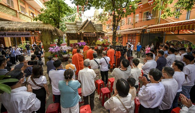 Thấm nhuần triết lý của Phật giáo nên Tết Chôl Chnăm Thmây là dịp để đồng bào Khmer “làm phước.” Chính điều này làm nên vẻ đẹp tâm hồn cao quý và tính cách hiếu hòa của đồng bào Khmer Nam Bộ