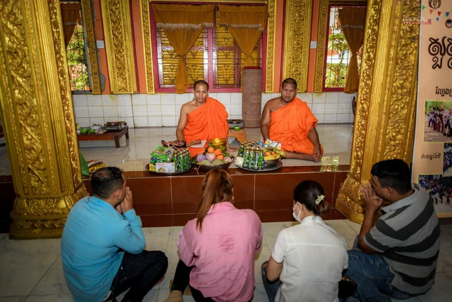 Vào ngày Tết thứ hai, buổi sáng các gia đình Phật tử làm lễ dâng cơm cho các sư sãi. Tục này gọi là lễ “đặt bát” trong văn hóa của người Khmer