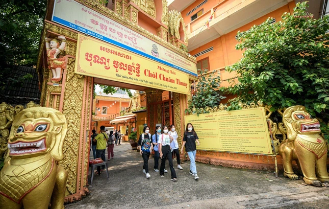 Đón Tết cổ truyền tại chùa Candaransi (quận 3, TP.HCM) năm nay không chỉ có bà con Khmer, mà có nhiều bạn trẻ, bà con người Kinh cũng đến chùa tìm hiểu nét đẹp văn hóa đón Tết cổ truyền Chôl Chnăm Thmây