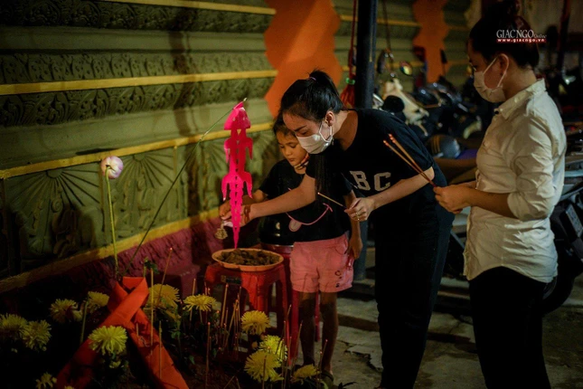 Lễ "Đắp núi cát" vô cùng quan trọng đối với bà con Khmer trong dịp Tết này. Đây là hành động vừa thể hiện lòng thành kính tưởng nhớ tổ tiên, vừa tích công đức để cuộc sống hiện tại và lai sinh được tốt đẹp hơn.