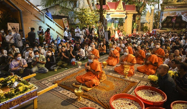 Ngày Tết thứ ba là ngày lễ tắm Phật, được tổ chức theo nghi lễ dùng nước tinh khiết có ướp nước hoa cùng nhang đèn cúng Phật