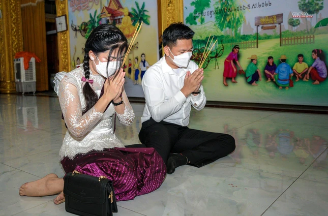 Chị Kheang Sovanmony và anh Pork Panha, người Campuchia đang sống và học tập tại Việt Nam đến chùa Candaransi cầu nguyện trong ngày lễ Tết Chôl Chnăm Thmây