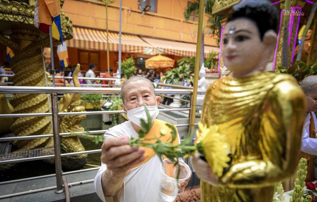 Ý nghĩa của tắm Phật đó là rửa sạch bụi trần, làm trôi đi những điềm gở của năm cũ và cầu cho năm mới trong sạch hơn, tinh khiết hơn, cũng là đưa tiễn những cái nóng khô của năm cũ và nghinh tiếp nước của mùa mới