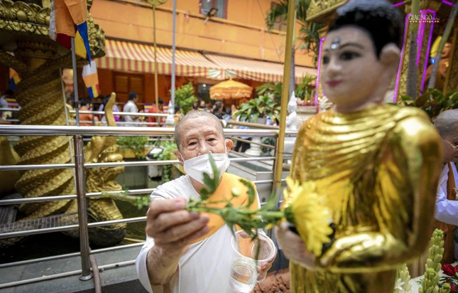 Ý nghĩa của tắm Phật đó là rửa sạch bụi trần, làm trôi đi những điềm gở của năm cũ và cầu cho năm mới trong sạch hơn, tinh khiết hơn, cũng là đưa tiễn những cái nóng khô của năm cũ và nghinh tiếp nước của mùa mới