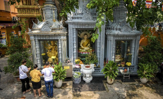 Sự kính cẩn và niềm tin vào Đức Phật luôn được người dân Khmer mang theo trong suốt cuộc đời của mỗi người