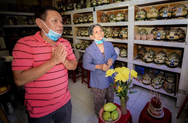 Cụ bà Nguyễn Kim Cúc, 81 tuổi, ngụ tại quận Phú Nhuận, dẫn theo người thân của mình đến thắp nhang tưởng nhớ hương linh chồng mình trong dịp Tết Chôl Chnăm Thmây. Đây là việc trọng đại đối với bà cũng như con cháu trong năm, giúp các thế hệ sau luôn nhớ về người đã mất
