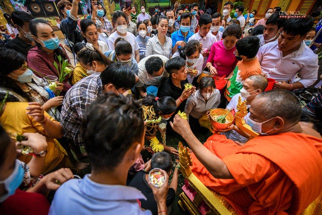 Sau khi tắm Phật là tắm cho các nhà sư cao niên. Trong văn hóa người Khmer, lễ tắm này tượng trưng cho lễ chúc phúc, chúc thọ cho các vị sư lớn tuổi trong năm mới