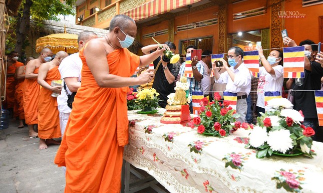 Các sư sau khi đọc tụng những câu kinh chú nguyện thì sẽ thực hiện nghi thức tắm Phật