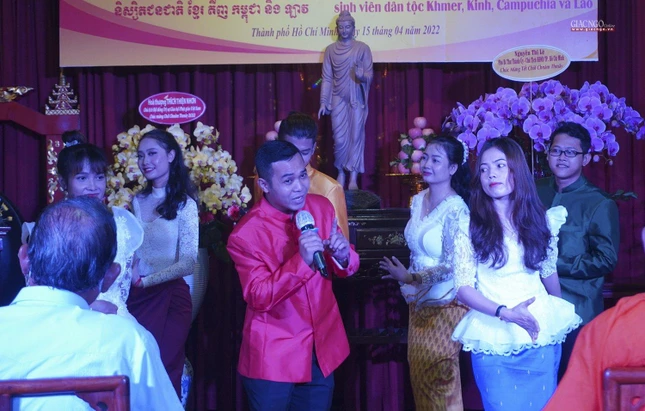 Giao lưu văn nghệ giữa người dân Khmer với nhau là nét đặc sắc không thể thiếu trong ngày Chôl Chnăm Thmây. Việc này không chỉ tăng thêm sự đoàn kết mà còn giúp họ lưu giữ các truyền thống quý báu của tổ tiên