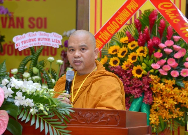 Thượng tọa Thích Giác Hoàng điều phối chương trình