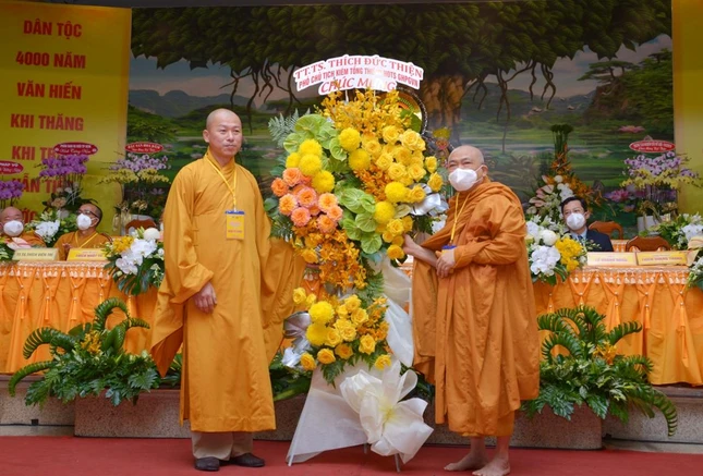 Hòa thượng Thích Giác Toàn nhận hoa chúc mừng