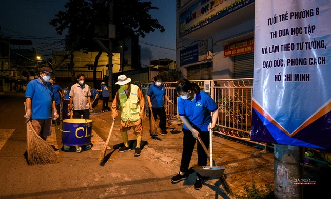 Ông Lâm Viên Đức, Phó Chủ tịch Thường trực Ủy ban MTTQVN quận 11 đồng hành cùng các thành viên dọn dẹp vệ sinh môi trường