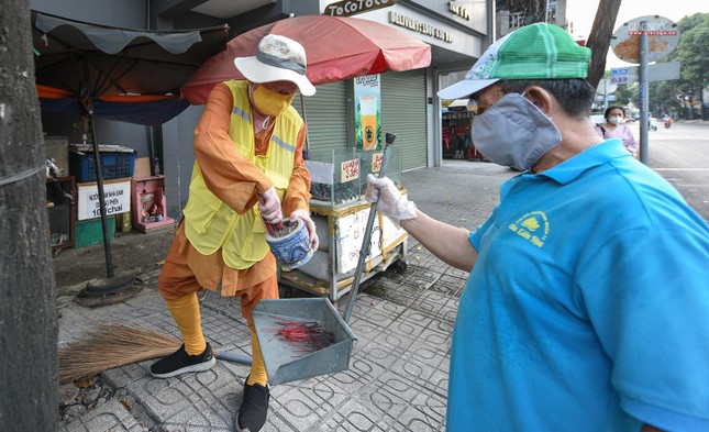 Thượng tọa Thích Duy Trấn đang dọn những lư hương bỏ đi nơi góc phố