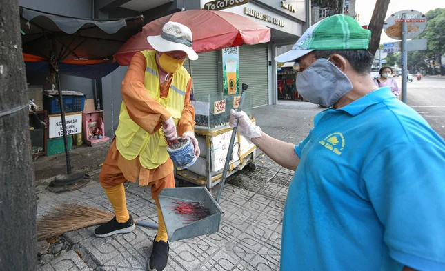 Thượng tọa Thích Duy Trấn đang dọn những lư hương bỏ đi nơi góc phố